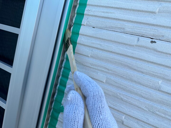 目地周りの養生を行いシールプライマーを塗布