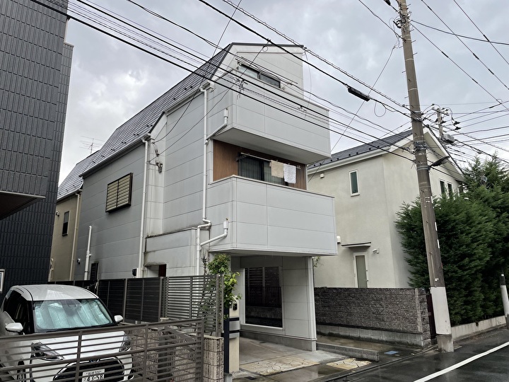 板橋区赤塚にてエスケープレミアムシリコン（N-70）を用いた外壁塗装の作業風景と工事費をご紹介します