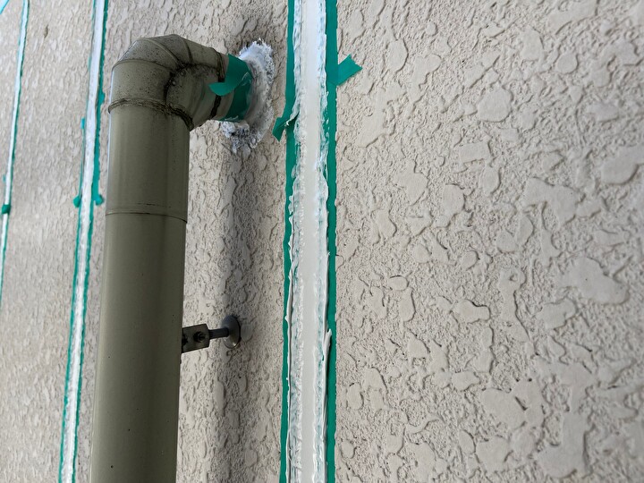 シーリング材の充填後にヘラで表面を整える