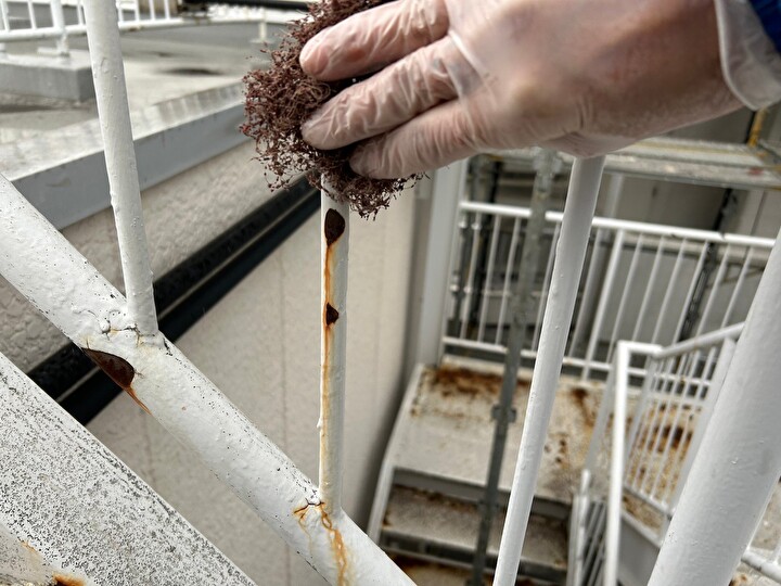 鉄骨階段にケレンを施す