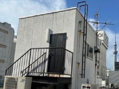 クリーンマイルドウレタンを用いた下塗り後の階段周辺