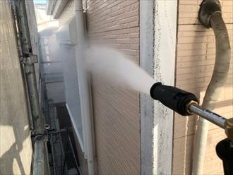 高圧水で外壁を洗浄