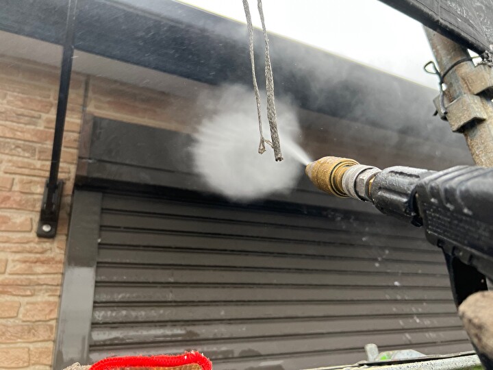 外壁の高圧洗浄作業の風景