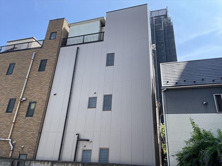 ALC外壁に塗料の色褪せが発生して塗料の劣化が進行している状態