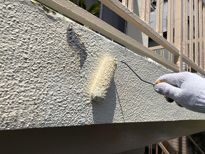 シーリング材を使用したクラックの補修作業