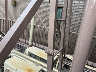 ワンツーマイルドを使った鉄骨の塗装作業風景