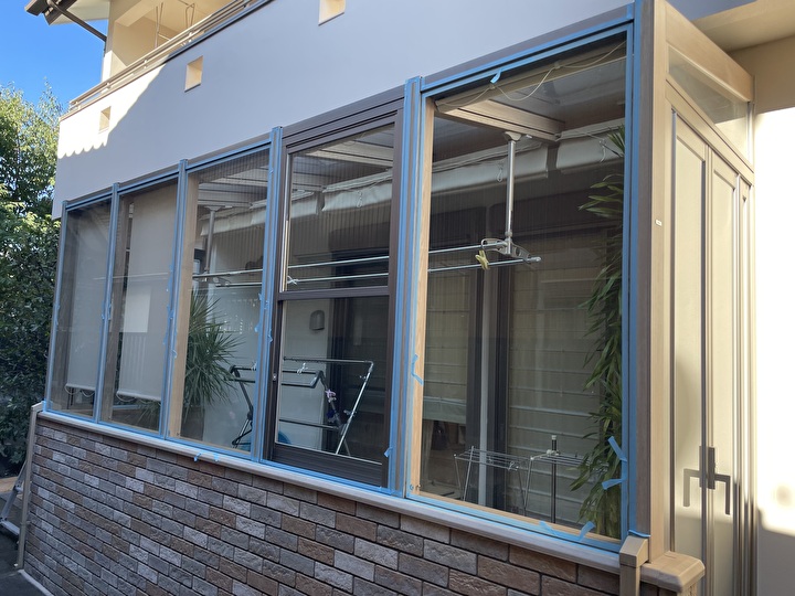 目地周り養生作業前の建物