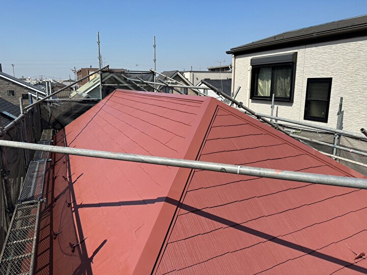 屋根塗装工事完了後の住宅