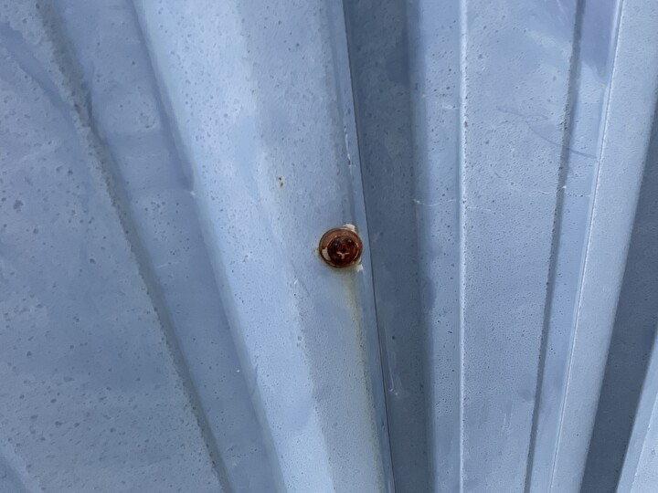 金属サイディングの鉄骨下地を固定するビスには錆が発生