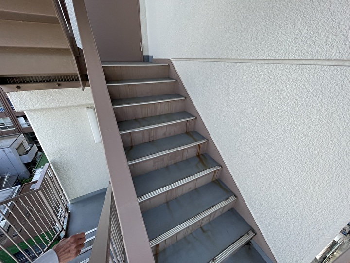 江戸川区北小岩のマンションにてワンツーマイルド（15-50D）を用いた鉄骨階段等の鉄部塗装工事を行う
