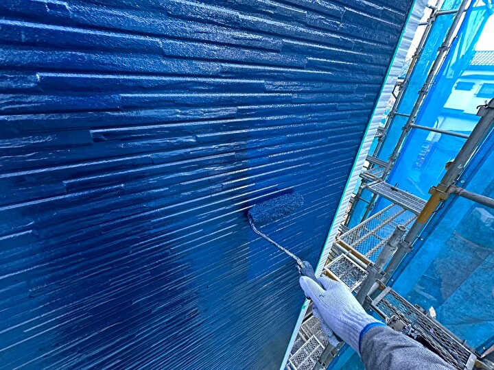 エスケー化研のエスケープレミアム無機を用いた塗装作業