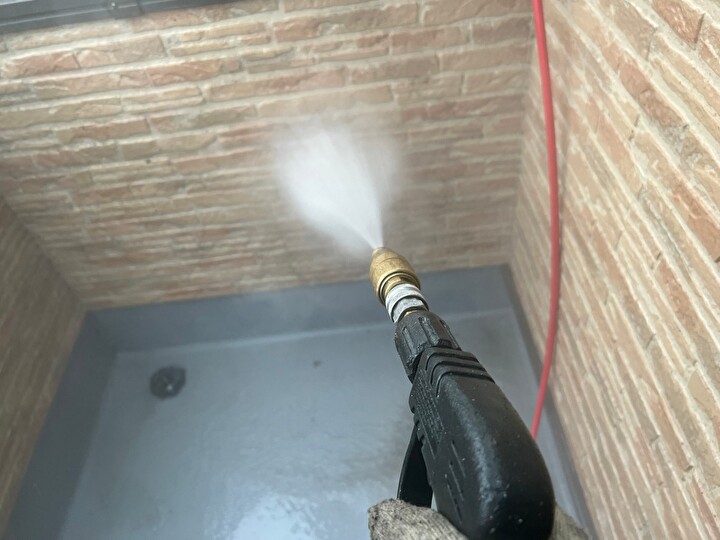 外壁を高圧洗浄する作業風景