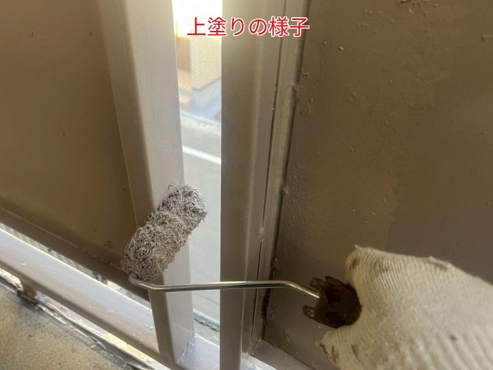 鉄骨階段塗装にて上塗りの様子