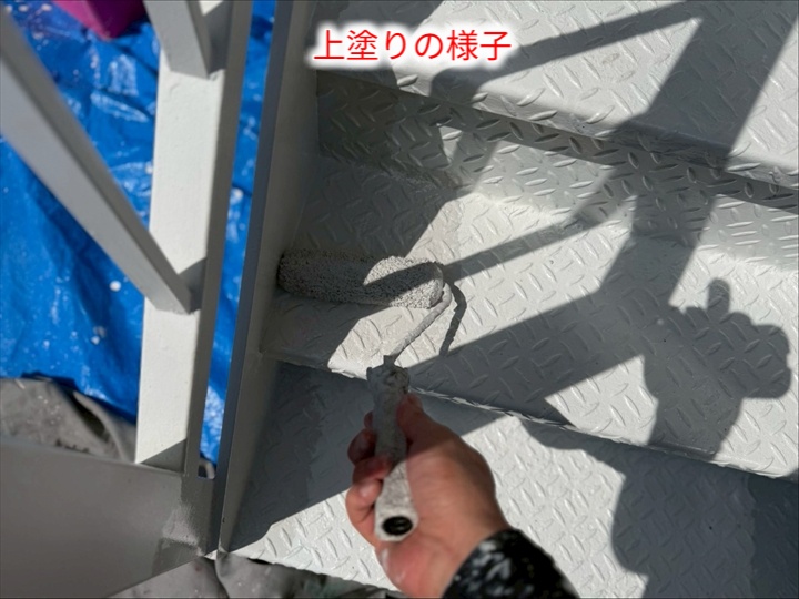 踏み板の上塗り作業