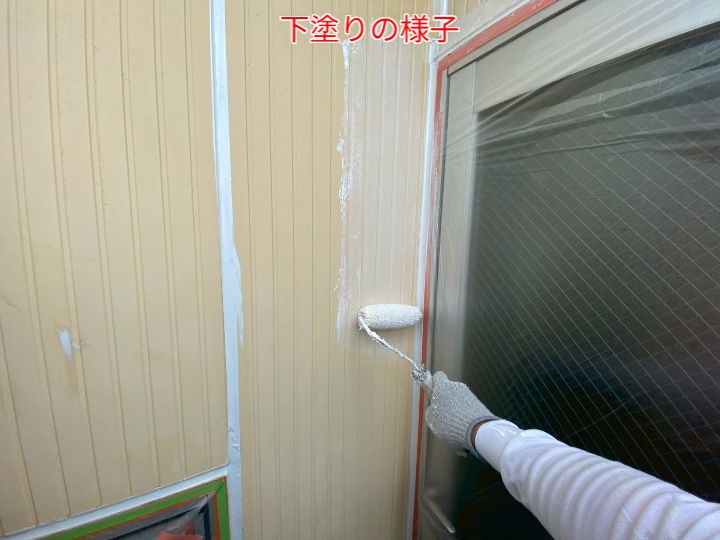 外壁塗装工事にて下塗りの様子