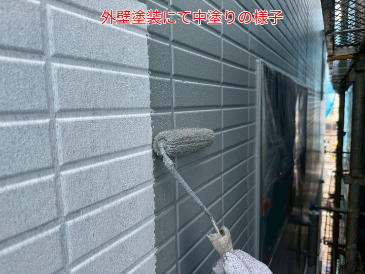 外壁塗装にて中塗り