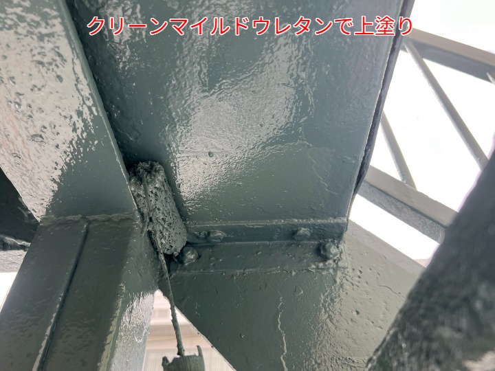 鉄骨階段塗装にて上塗りの様子