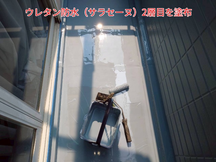 防水工事にてウレタン塗膜2層目を塗布