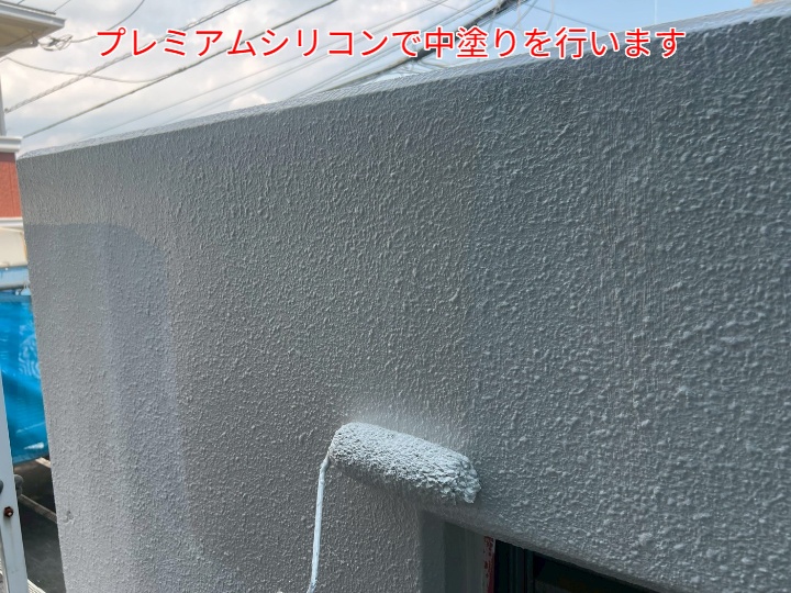 外壁塗装にて中塗り