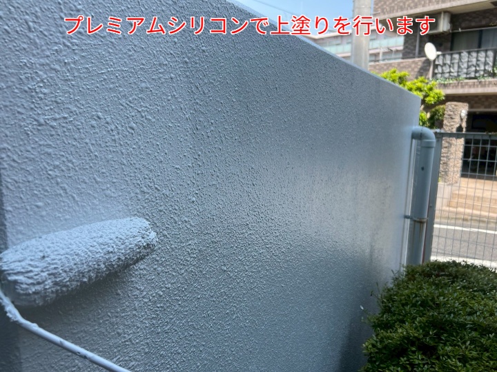 外壁塗装にて上塗り
