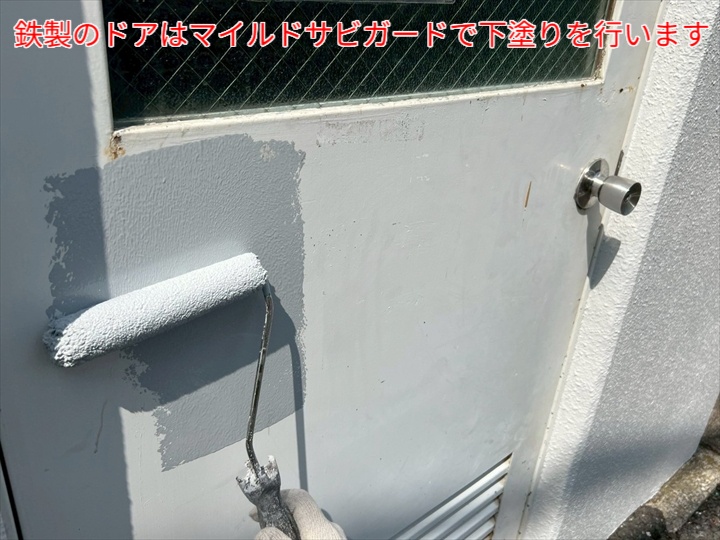 マイルドサビガードで鉄製ドアを下塗り