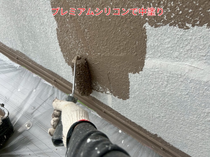 外壁塗装工事にて中塗り