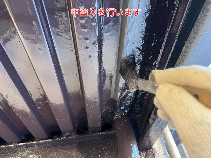 鉄骨階段塗装の中塗り