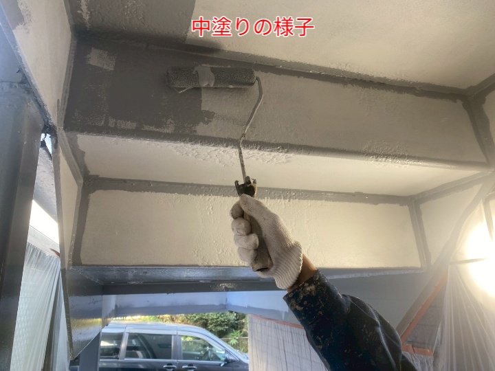 鉄骨階段塗装にて中塗り