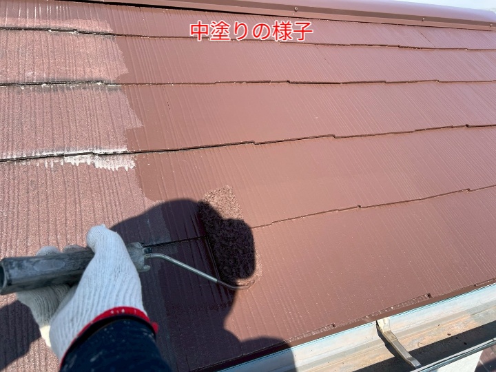 屋根塗装にて中塗り