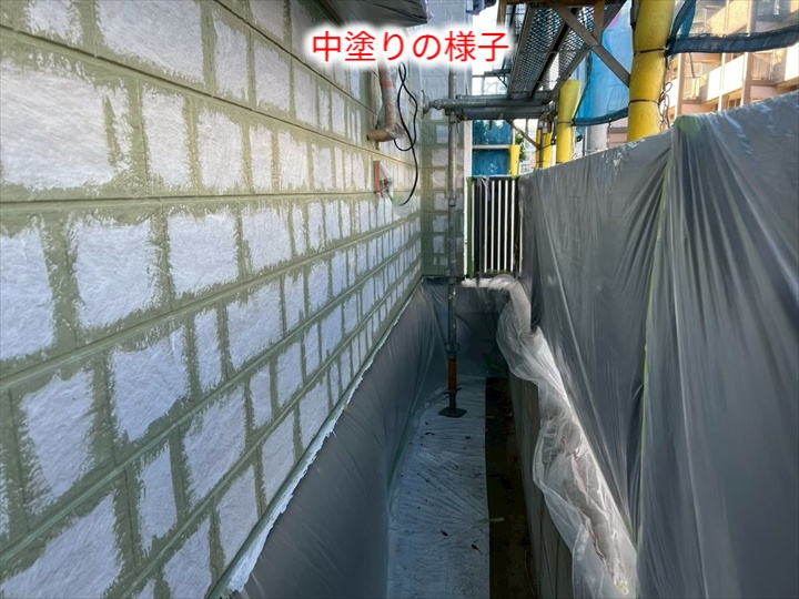 外壁塗装にて中塗りの様子