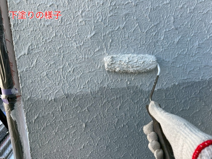 外壁塗装にて下塗りの様子
