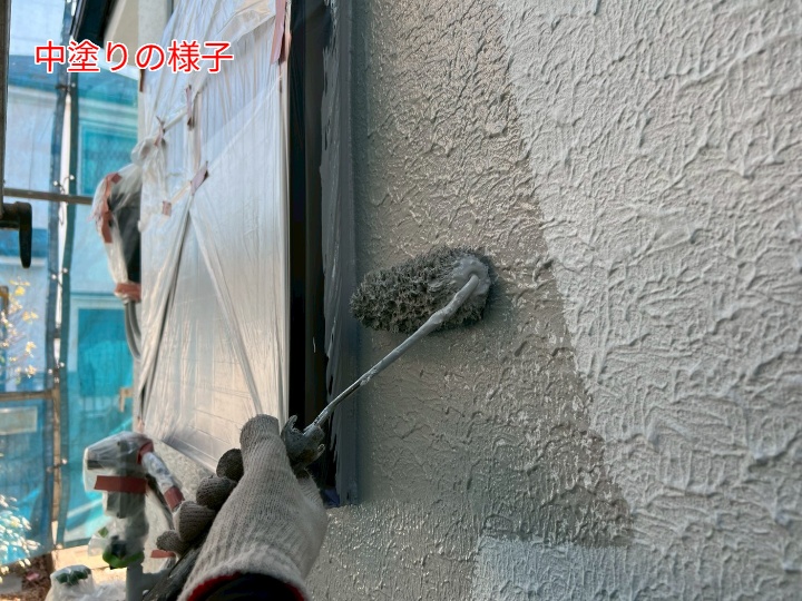 外壁塗装にて中塗りの様子