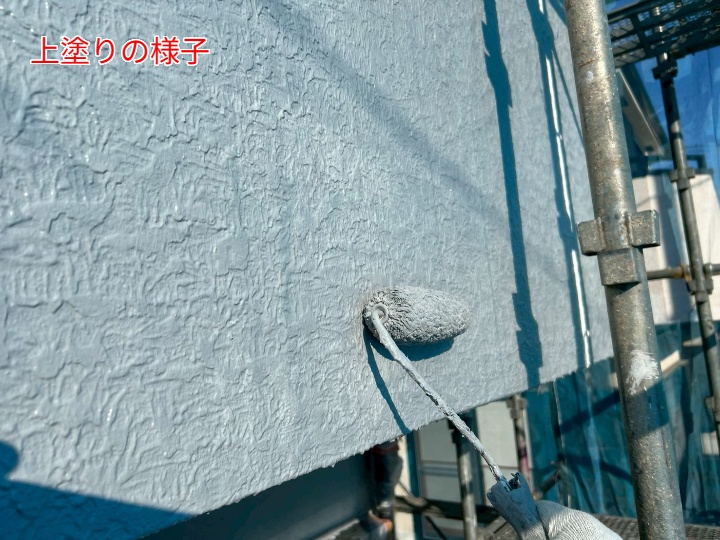 外壁塗装にて上塗りの様子