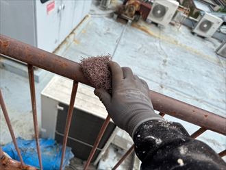 手摺のケレン作業