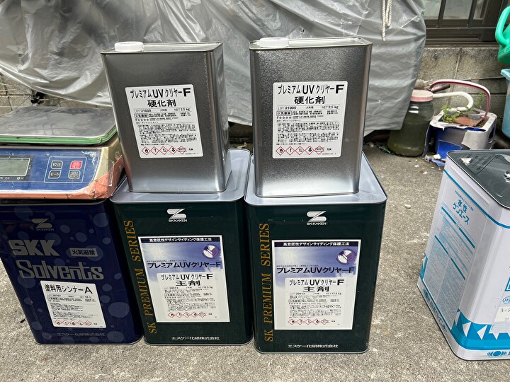 塗料はエスケー化研のプレミアムUVクリヤーFを使用