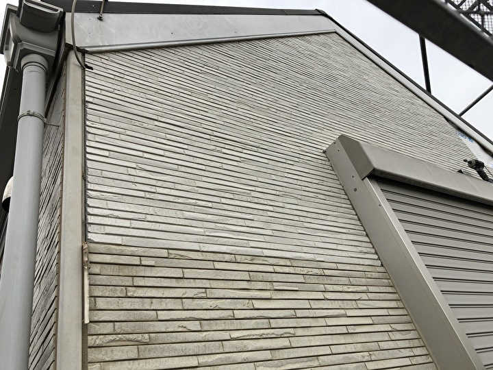 足立区中川にて風災でサイディングが落下した建物に対し火災保険を活用して部分的な張替え工事を実施