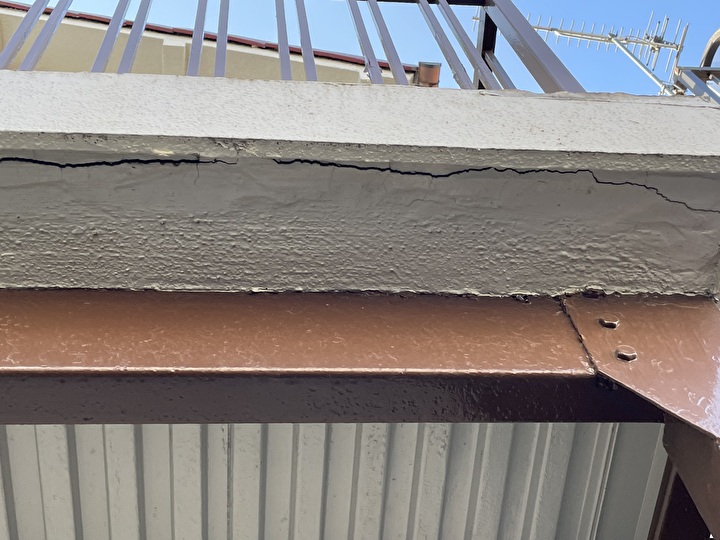 ベランダ周辺に発生したクラック症状