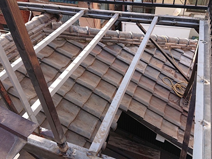 腐食が進行している鉄部の補修作業の風景