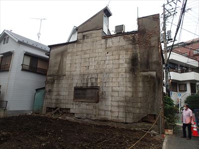 文京区白山の隣家解体に伴い未メンテナンスの外壁を金属サイデイングで作り直ししました