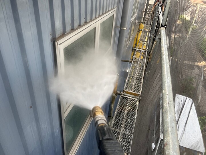 高圧洗浄でサッシに付着した汚れをしっかり除去