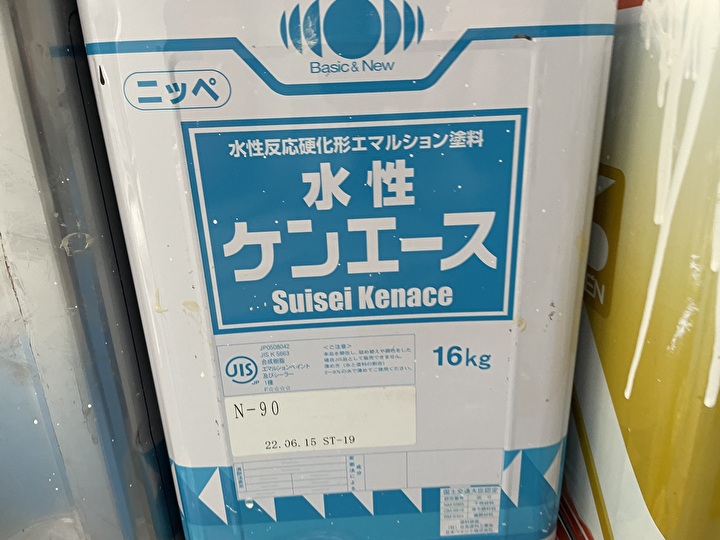 付帯部（軒天）の塗装には日本ペイントの水性ケンエースを使用