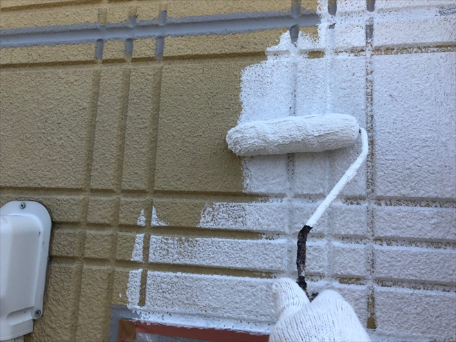 下塗り材で外壁が一旦真っ白になります