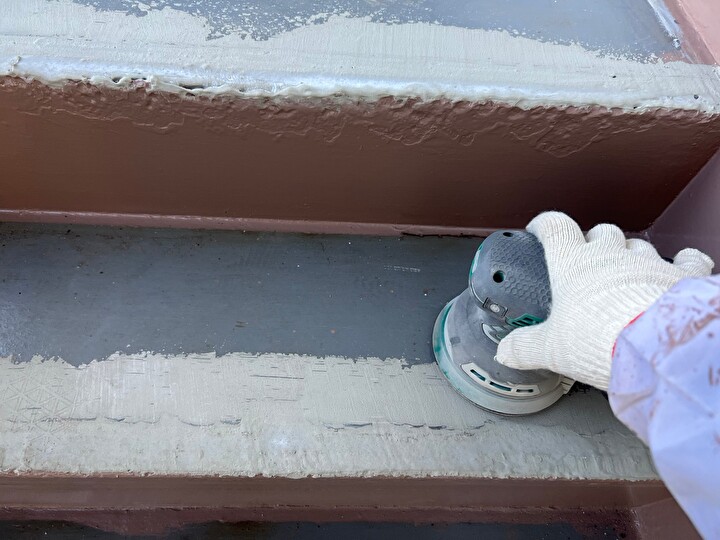 樹脂モルタル乾燥後に電動工具を使用して表面を滑らかに