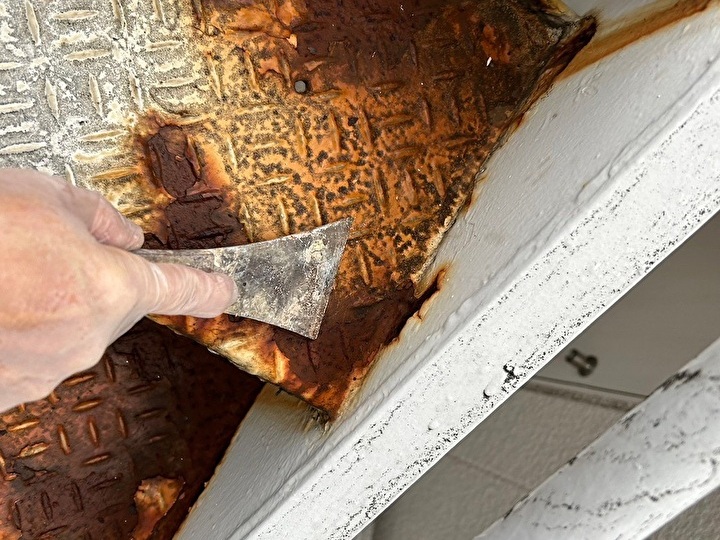 鉄骨階段に下地処理を施す