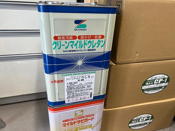 中塗りと上塗りにはエスケー化研のクリーンマイルドウレタンを使用
