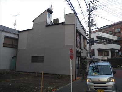文京区白山の隣家解体に伴い未メンテナンスの外壁を金属サイデイングで作り直ししました