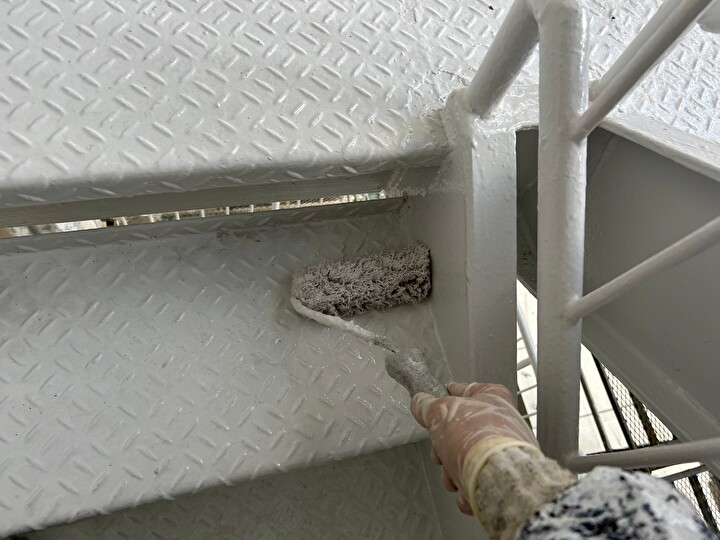 エスケー化研のクリーンマイルドフッ素（N-87）を使用した鉄骨階段への塗装風景