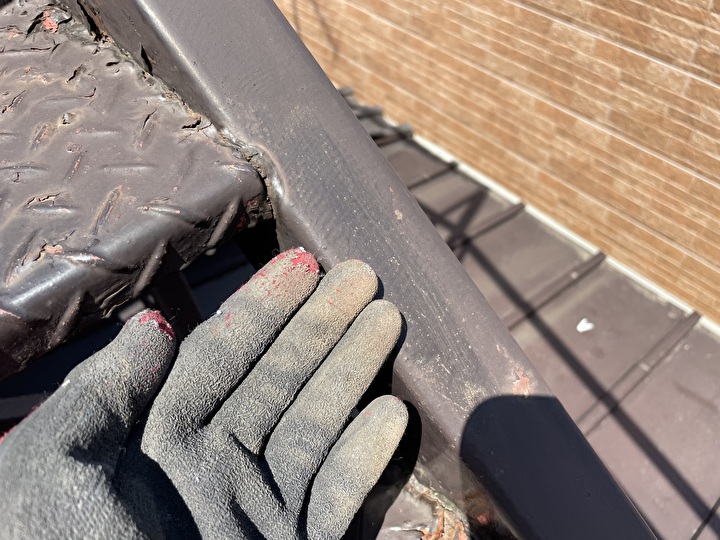 階段の塗装にはチョーキングと呼ばれる劣化症状が発生