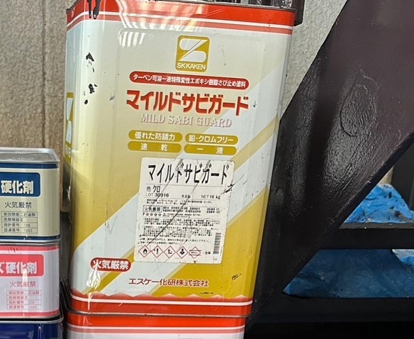 仕上げ塗料としてエスケー化研のクリーンマイルドウレタンを使用