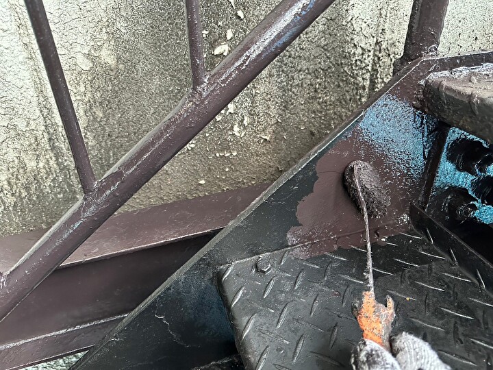 クリーンマイルドウレタンで鉄骨階段を中塗り